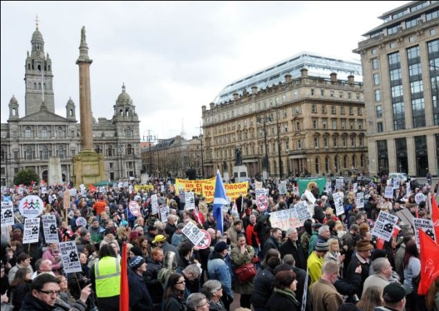 捍卫弱势群体利益 英国数千民众抗议政府征收