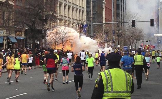波士顿马拉松爆炸案目击者称现场血迹斑斑
