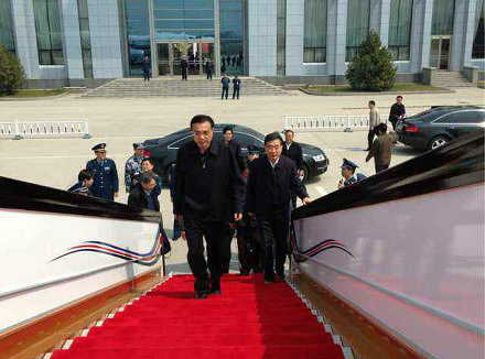 李克强乘专机赴四川雅安地震灾区