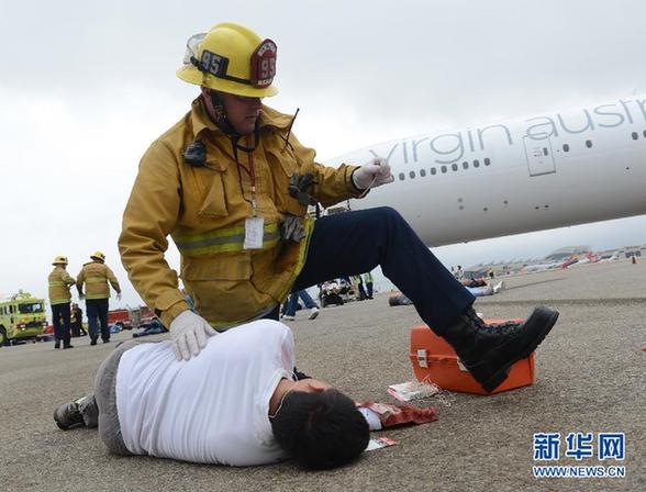 洛杉矶进行空难应急演练