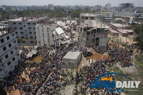 孟大楼倒塌近300人亡 警方用催泪弹应对抗议者