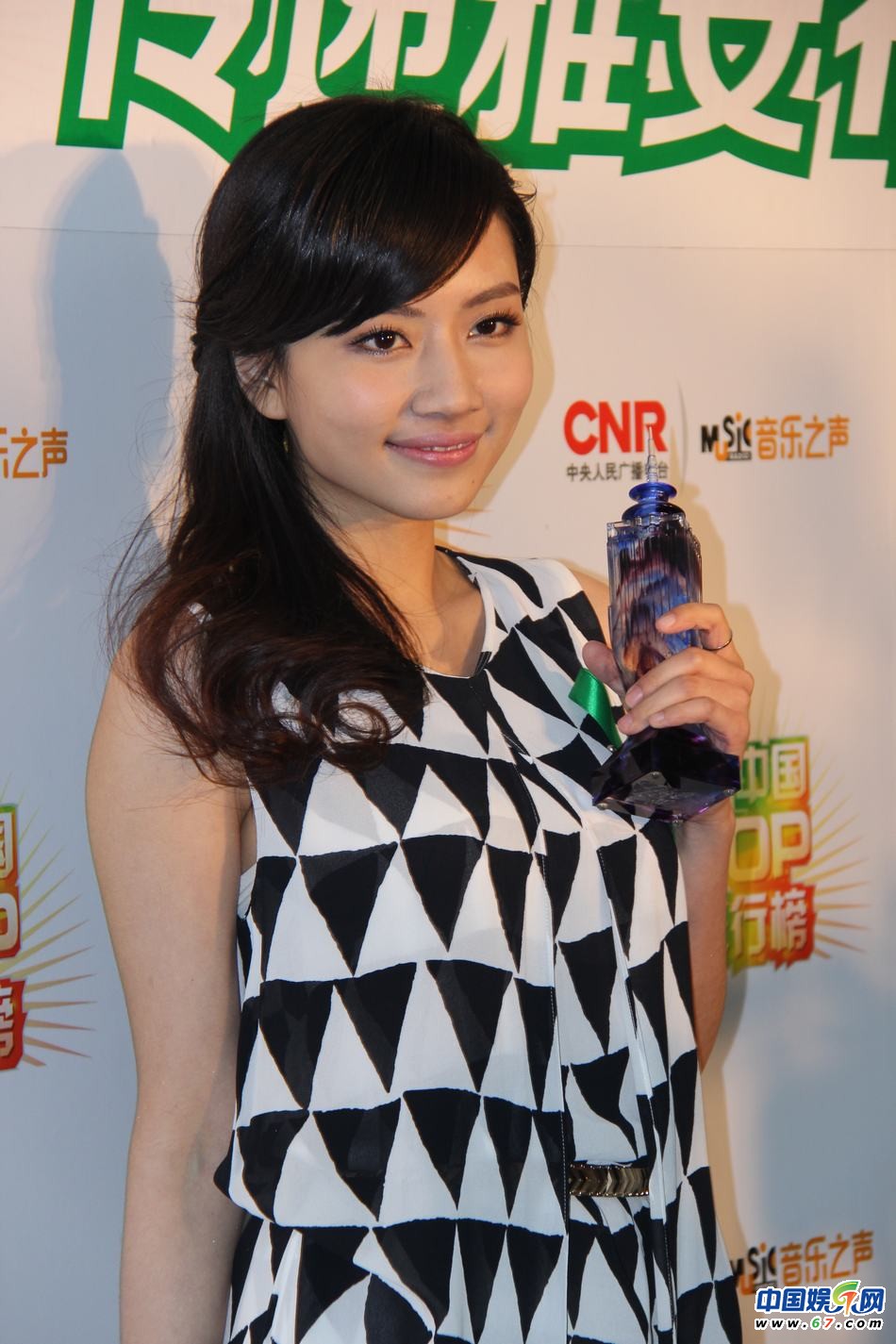 直击中国TOP排行榜颁奖晚会 Ella低胸秀乳沟 刘忻现“蜘蛛”纹身