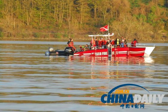 美国纽约州小型水上飞机坠河 至少一人死亡