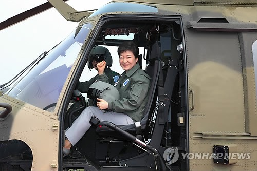 韩国女总统亲自乘驾首款国产军用直升机