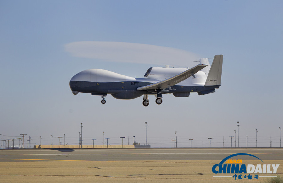 美国海军型MQ-4C全球鹰无人侦察机成功首飞
