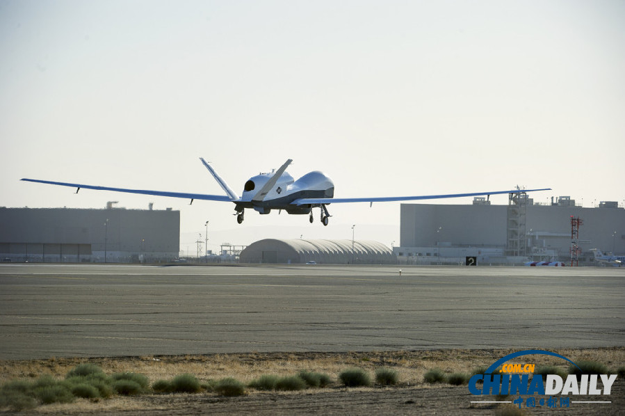 美国海军型MQ-4C全球鹰无人侦察机成功首飞