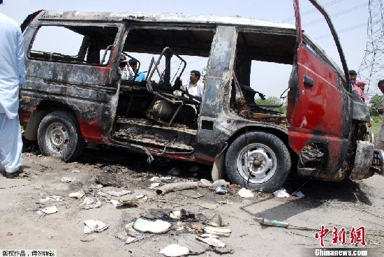图：巴基斯坦校车爆炸17名小学生和1名教师遇难