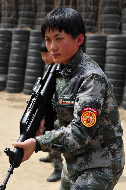 战场上没女人:女特种兵像男兵一样严酷训练