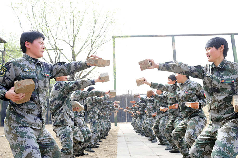 战场上没女人:女特种兵像男兵一样严酷训练