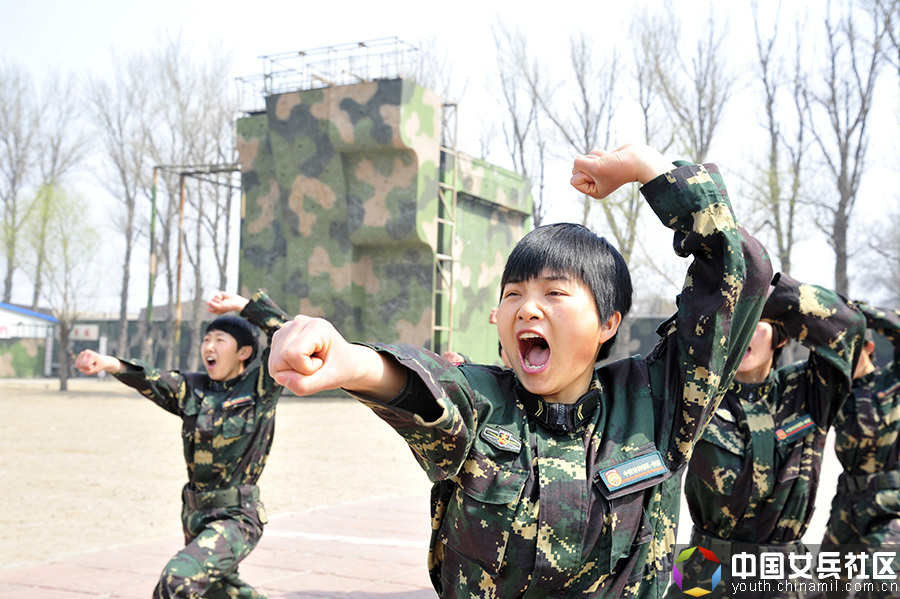 战场上没女人:女特种兵像男兵一样严酷训练