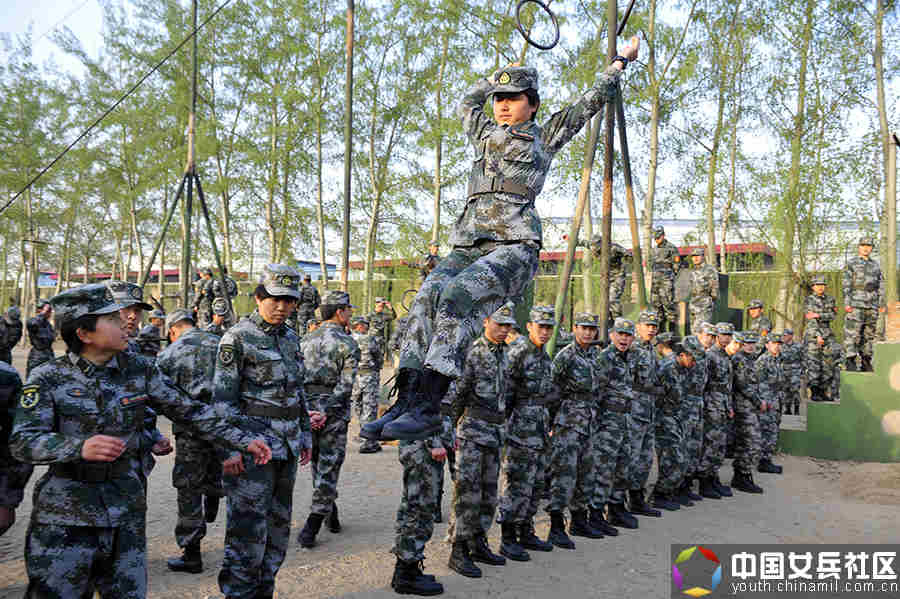 战场上没女人:女特种兵像男兵一样严酷训练