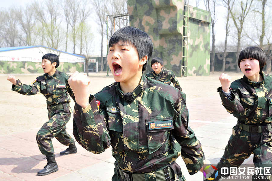 战场上没女人:女特种兵像男兵一样严酷训练