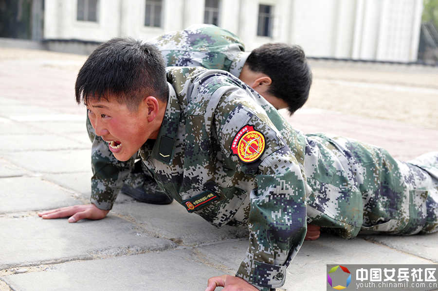 战场上没女人:女特种兵像男兵一样严酷训练
