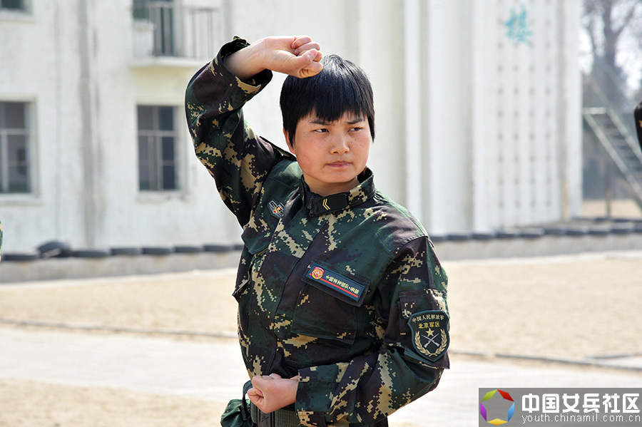 战场上没女人:女特种兵像男兵一样严酷训练