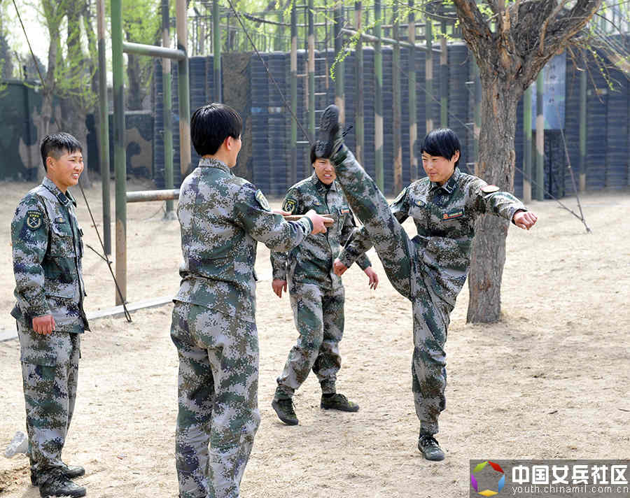 战场上没女人:女特种兵像男兵一样严酷训练