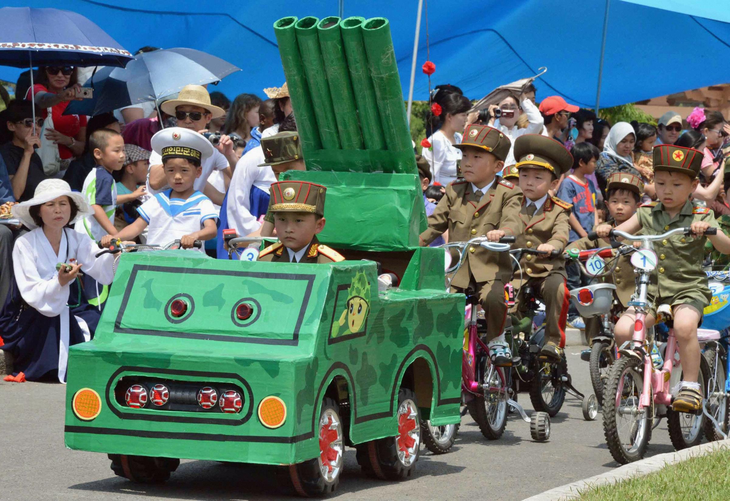 朝鲜儿童欢庆“六一”别具一格 穿军装上演迷你阅兵式