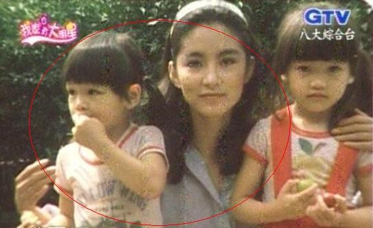 林青霞抱4岁徐若瑄合照 两代女神“穿越照”疯传