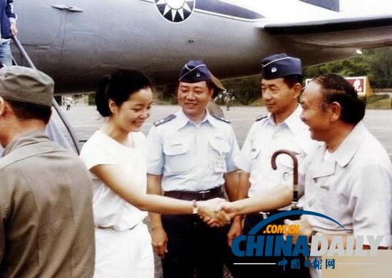 组图：邓丽君劳军罕见照 献吻阿兵哥