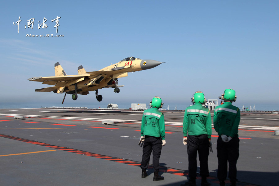 中国航母辽宁舰训练顺利 多架歼-15完成起降