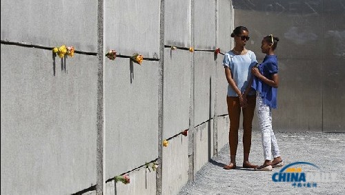 米歇尔携爱女参观柏林大屠杀纪念馆 奥巴马妹妹同行