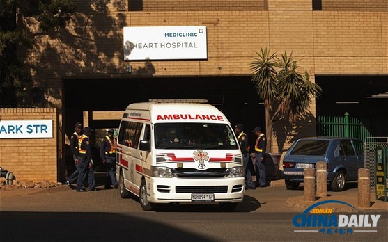 曼德拉入院途中遇麻烦 救护车抛锚路上干等40分钟