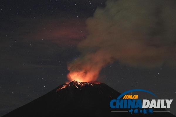 墨西哥火山喷发火山灰 致大量美赴墨航班被取消