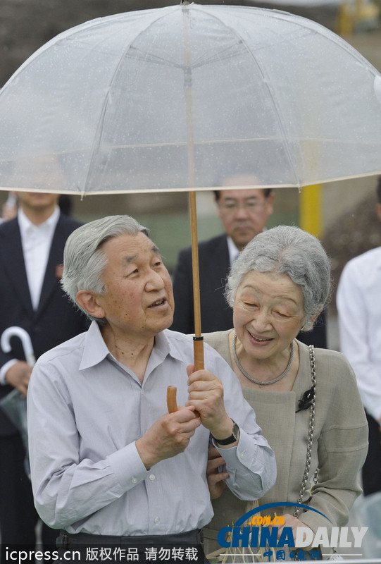 日本天皇夫妇自己打伞冒雨视察灾区（高清组图）
