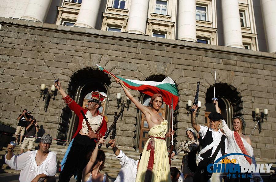 保加利亚民众扮法国大革命革命者示威 要求政府下台[3]- 中文国际