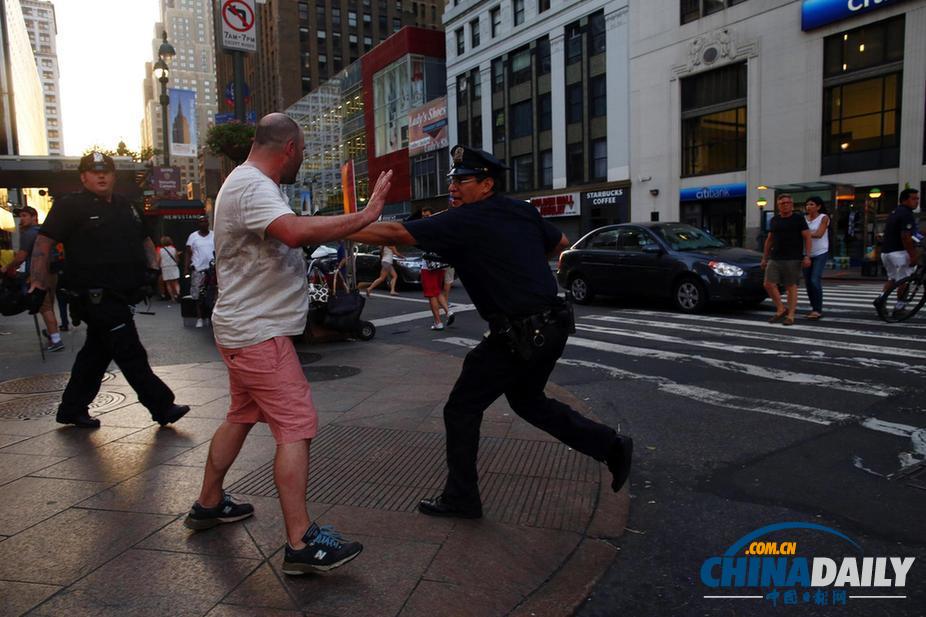 数千人聚集纽约时报广场 抗议协警枪杀黑人被判无罪