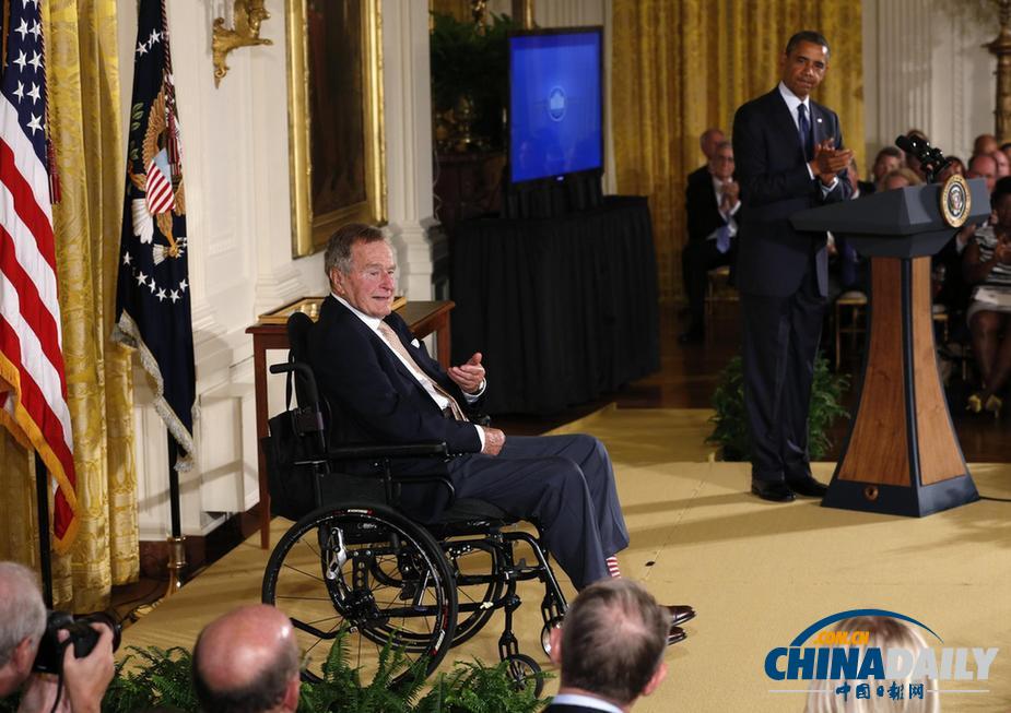 图：奥巴马颁奖表彰志愿者 创立人老布什坐轮椅出席