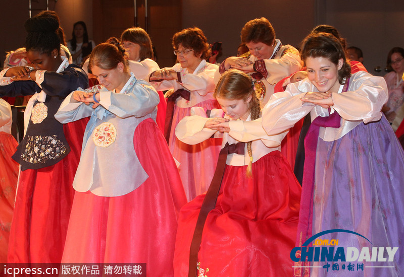 美翻了!韩国女子大学留学生穿韩服学行礼(高清组图)