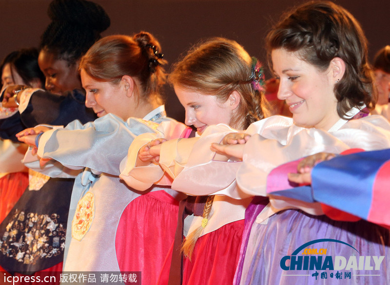 美翻了！韩国女子大学留学生穿韩服学行礼（高清组图）