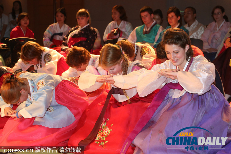 美翻了！韩国女子大学留学生穿韩服学行礼（高清组图）