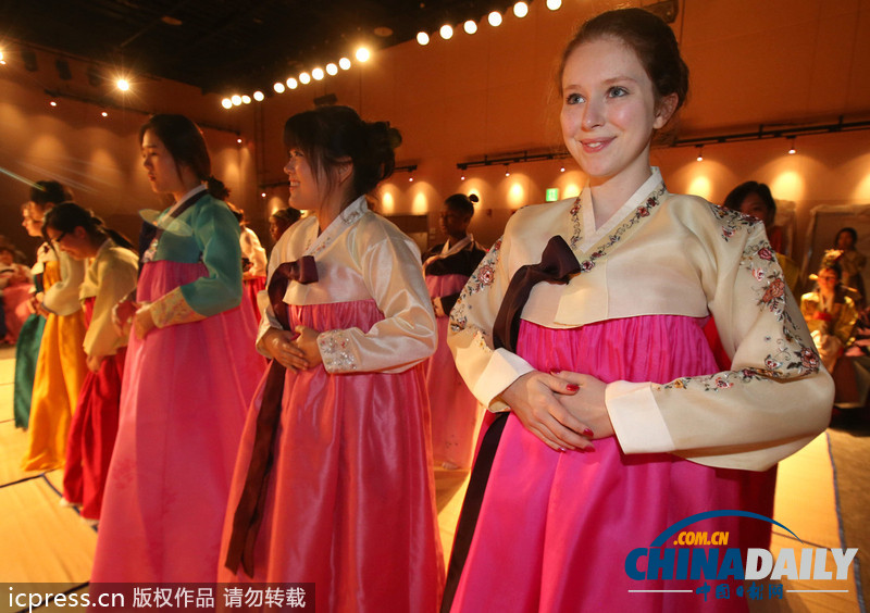 美翻了！韩国女子大学留学生穿韩服学行礼（高清组图）