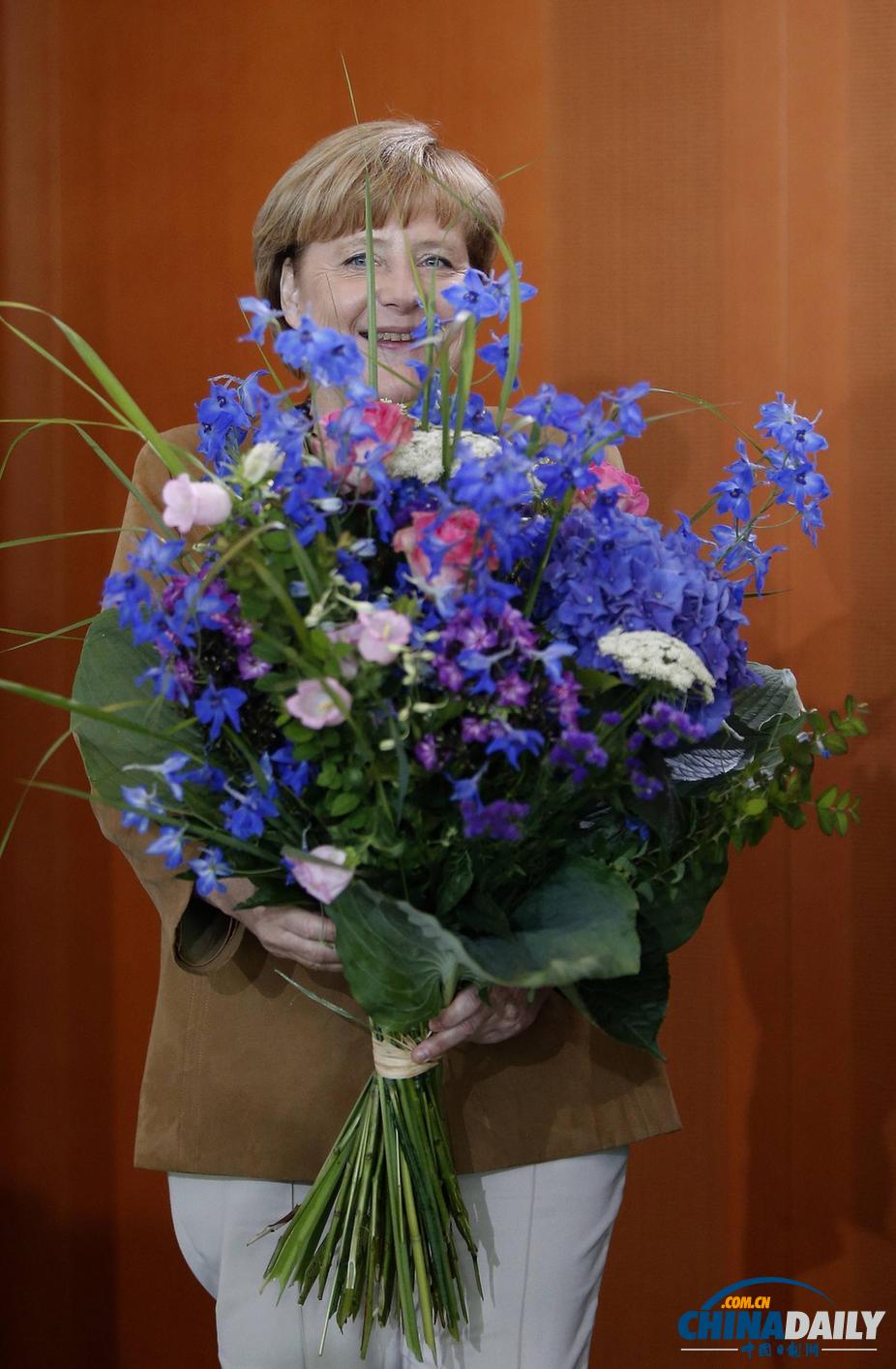59岁默克尔内阁会前收生日鲜花 略显娇羞（组图）