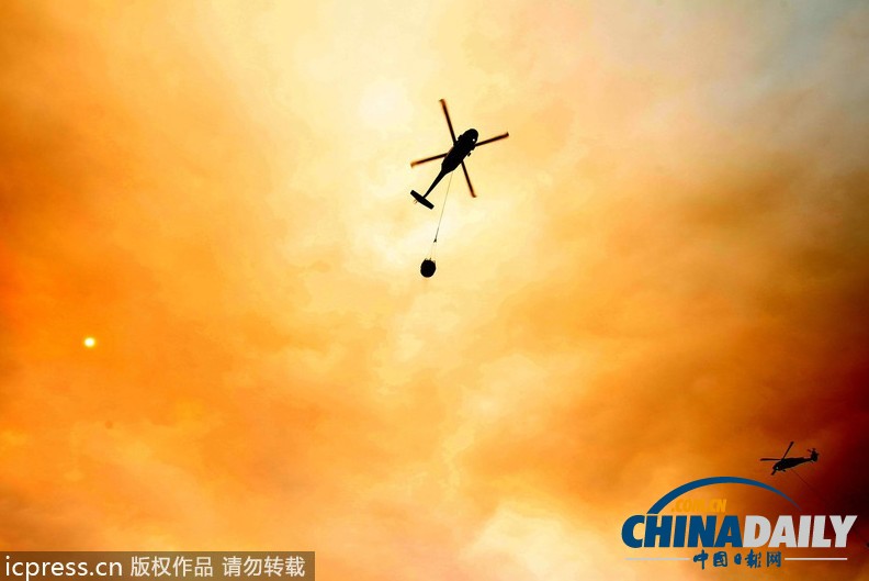 组图：美国加州南部山火肆虐 烟尘滚滚酷似蘑菇云