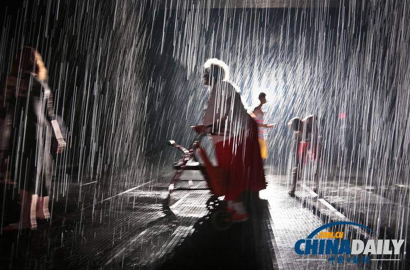 “雨”中玩乐却不湿身 美国人高温中体验神奇“雨屋”