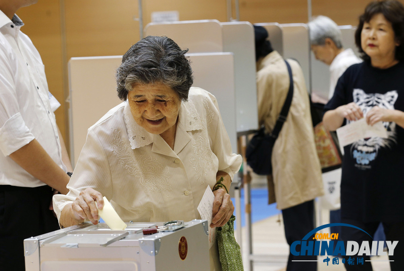 日参议院选举开始投票 女子抱狗参加（高清组图） 