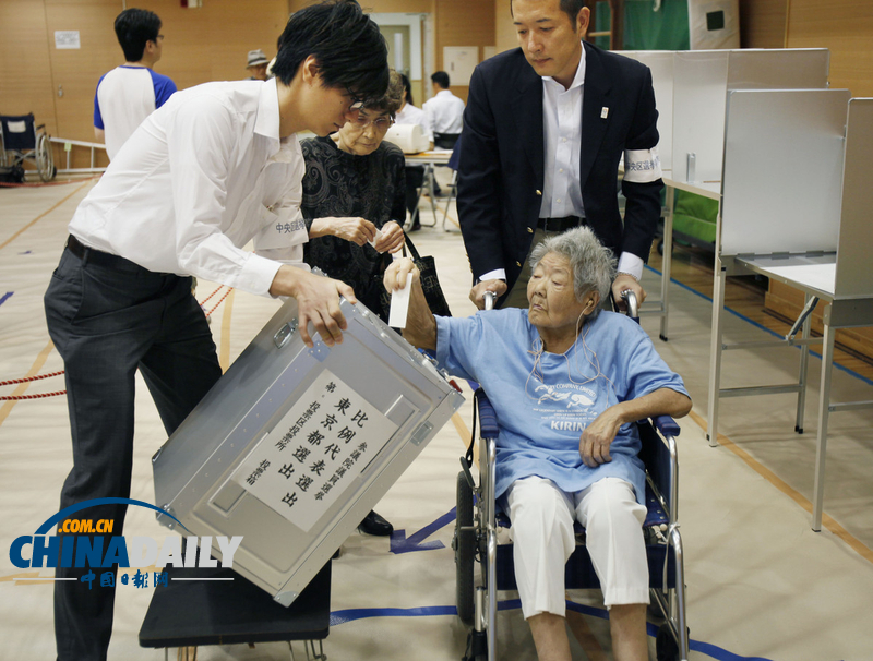 日参议院选举开始投票 女子抱狗参加（高清组图） 