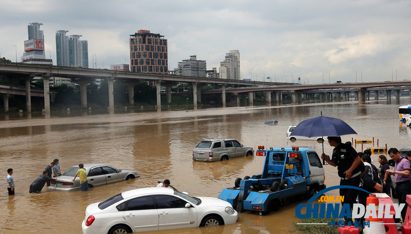 高清组图：韩国首尔连日暴雨侵袭市民生活受影响