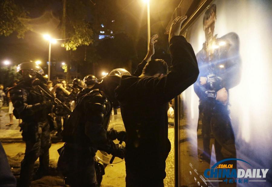 组图:巴西民众抗议罗马教皇来访 警方动用催泪弹发生冲突