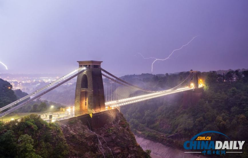 组图:暴风雨终结英国酷热天气 闪电惊心动魄房屋受损