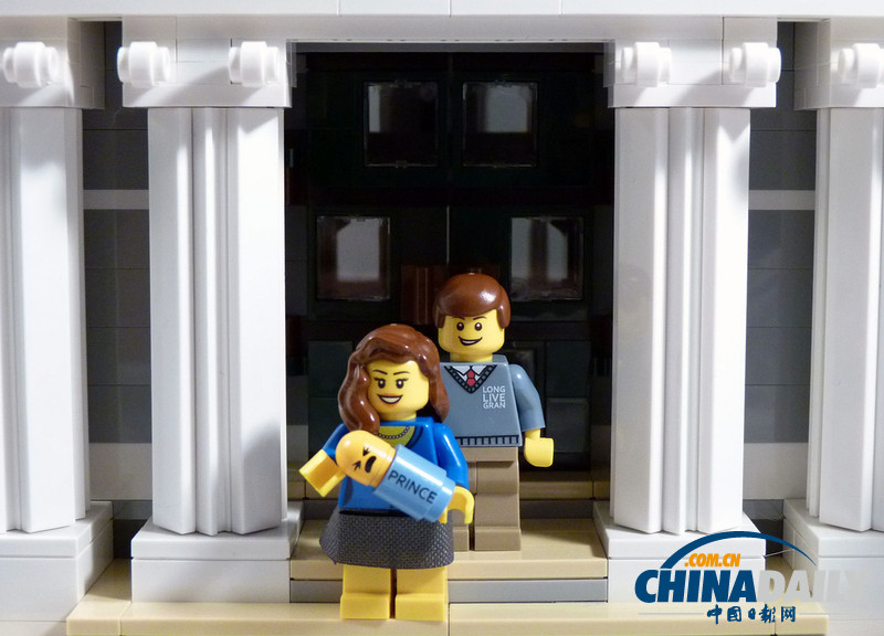 组图:乐高玩具重现凯特威廉抱爱子首次露面场景 温馨甜蜜