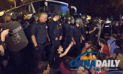 保加利亚反政府示威者封锁国会大楼 百余人被困