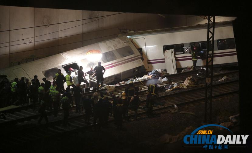 西班牙列车脱轨 至少77人死亡百余人受伤（组图）