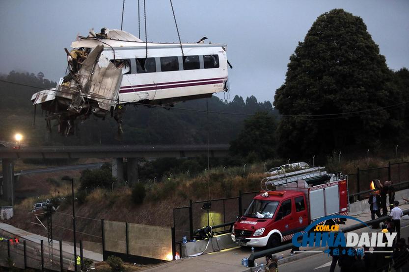 西班牙列车脱轨 至少77人死亡百余人受伤（组图）