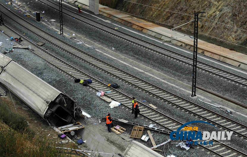 西班牙列车脱轨 至少77人死亡百余人受伤（组图）