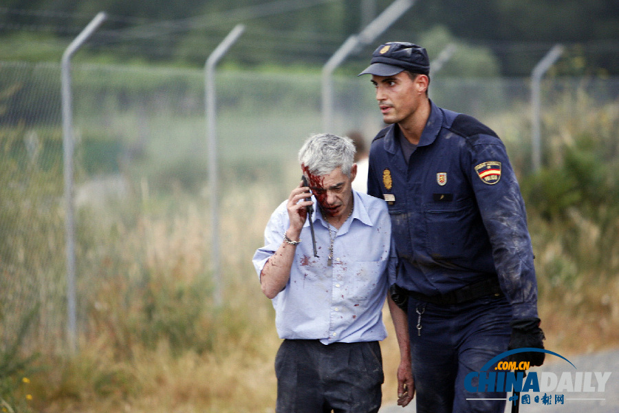 西班牙火车脱轨造成77人死亡 初步判断系意外事故