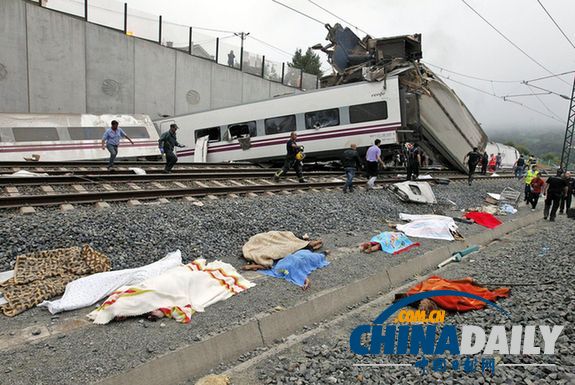 西班牙火车脱轨77人死 晚点5分钟或为赶时间