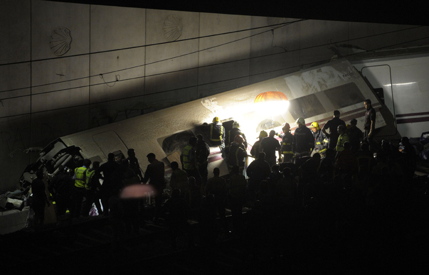 高清：西班牙发生火车脱轨事故致60死70伤